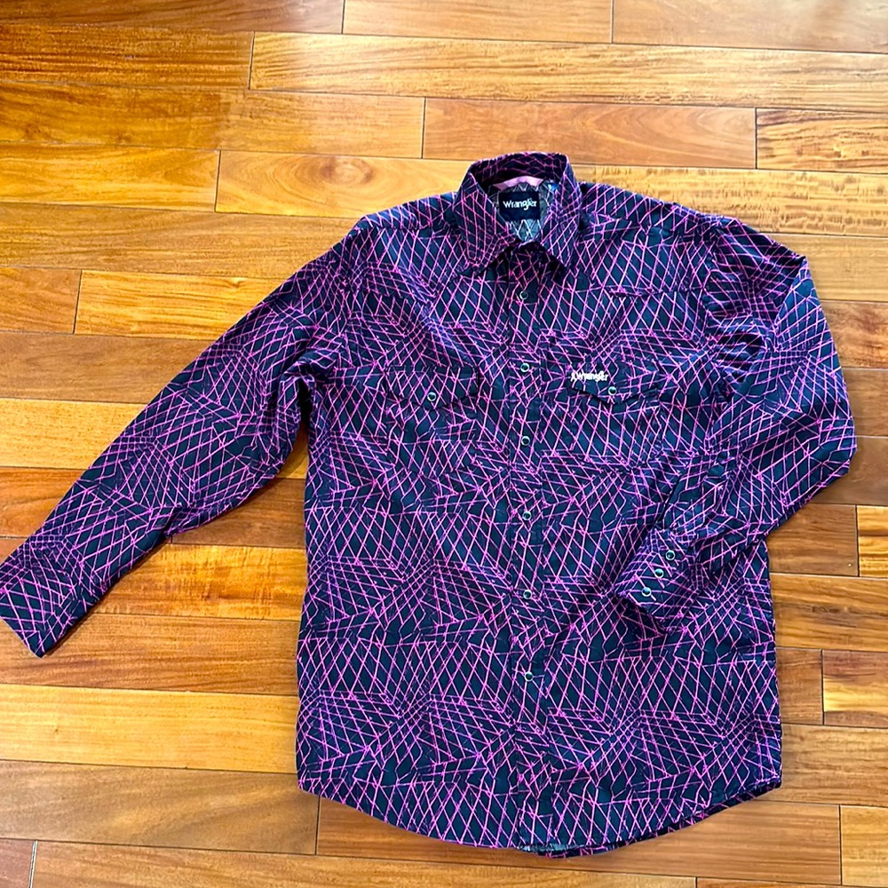 Stylish men’s wrangler shirt, size small and regular cut